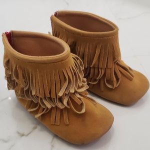 Cute soft sole toddler moccasin boots size5/6